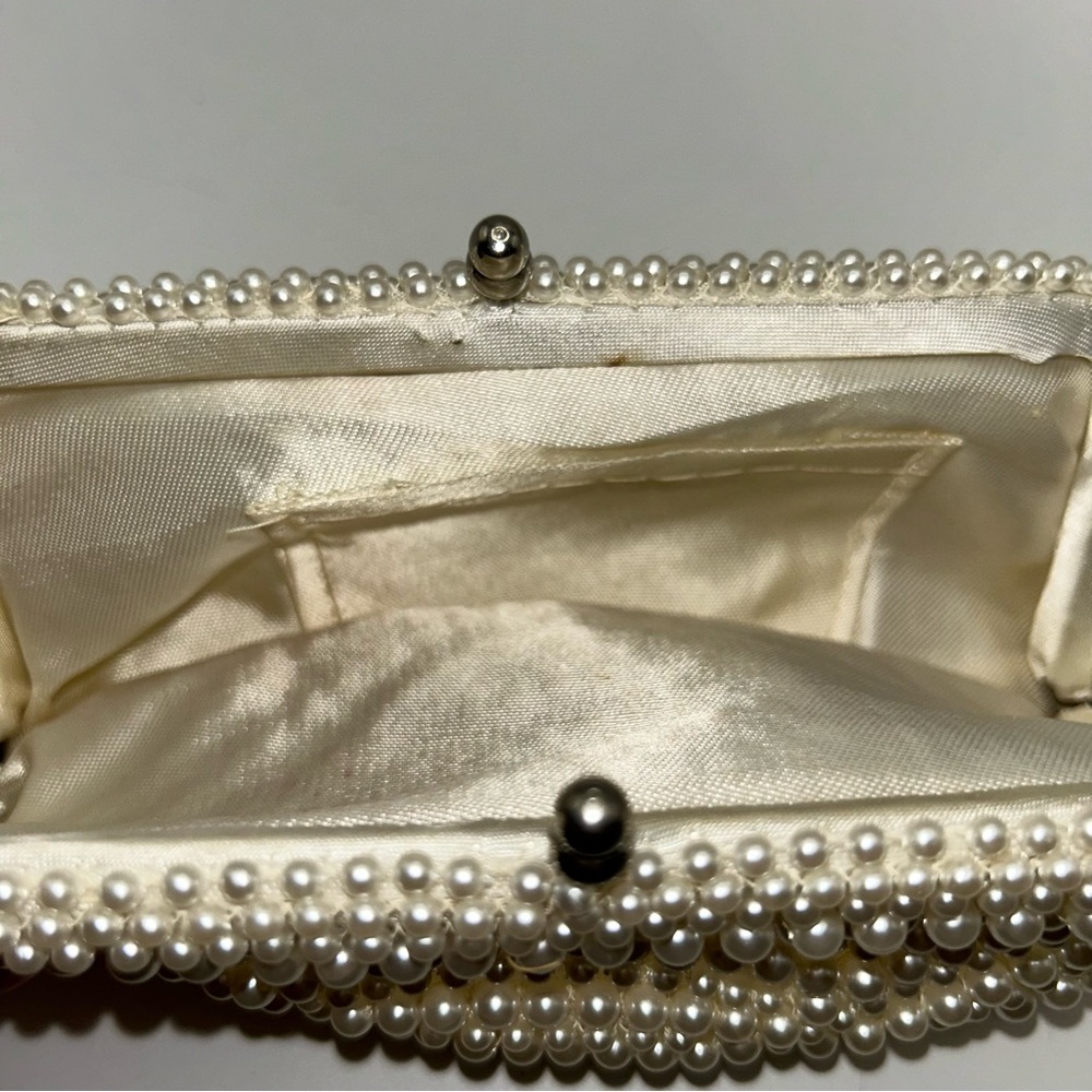 Vintage small pearl beaded clutch with satin lining - Picture 4 of 4